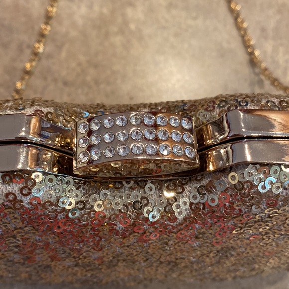 Womens gold clutch purse you can have the chain strap or tuck inside - Picture 3 of 10